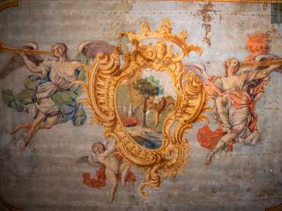 Tra fregi e fini decori a dominare la parte centrale � proprio lo stemma della famiglia Roberti, sorretto da un putto e da due �vittorie alate�. Nello scudo � raffigurata una quercia, una fenice tra le fiamme ed un leone rampante